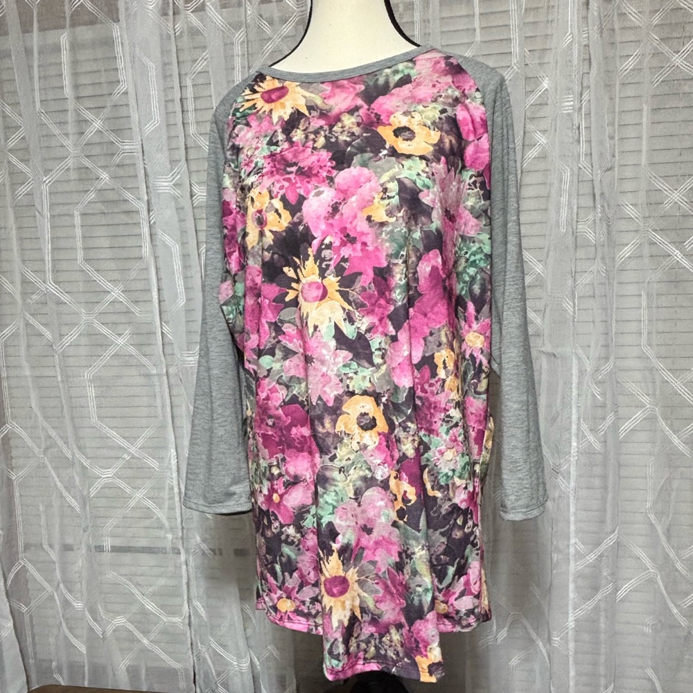 LuLaRoe Gray 2XL Floral & Gray long sleeve top Measures at hip 21” 23” p2p 30”L